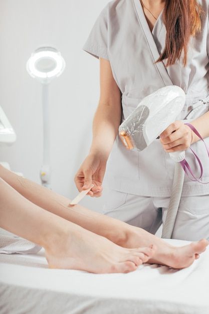 医療レーザー脱毛前にジェルを塗る様子
