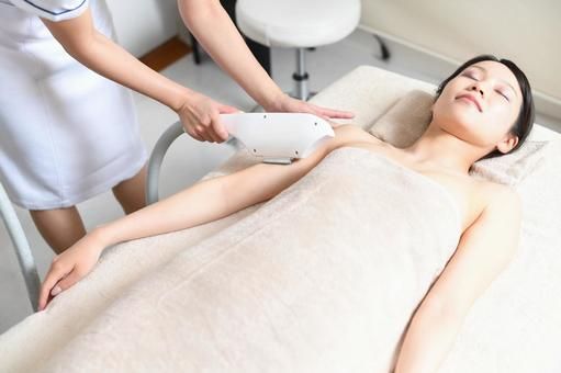 医療レーザー脱毛を受ける女性