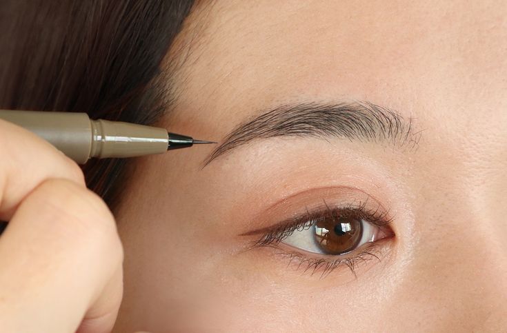 眉を整える女性
