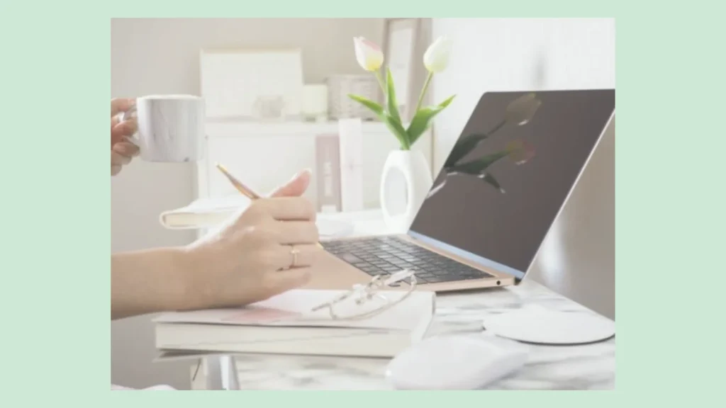 メモを見ながらPCで記事を作成する様子